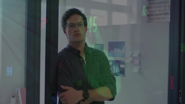 オフィスで働くビジネスマン以上のデジタル南京錠のアニメーション 世界規模のビジネス デジタルインターフェース テクノロジーの概念がデジタルで生成されたビデオ — ストック動画