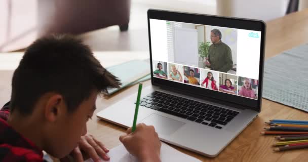 家庭でのオンラインレッスンのためにラップトップを使用して学校の少年 画面上の多様な教師とクラスと 通信技術とオンライン初等教育の概念デジタル複合ビデオ — ストック動画