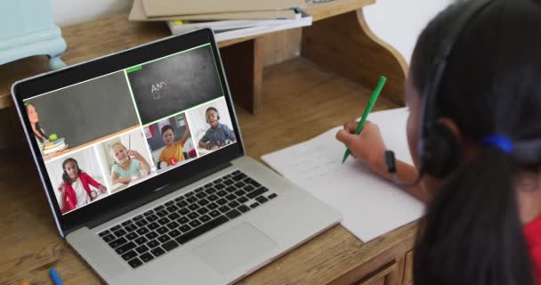 Skolflicka Använder Laptop För Online Lektion Hemma Med Olika Lärare — Stockvideo