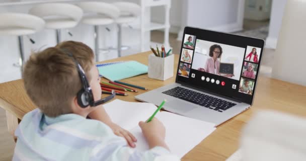 Iskolásfiú Használja Laptop Online Leckét Otthon Különböző Tanár Osztály Képernyőn — Stock videók