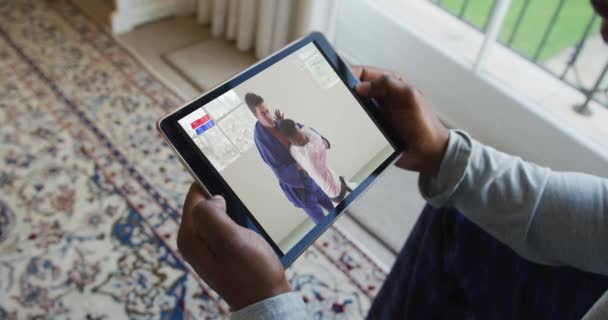 Composite Homme Assis Maison Regarder Match Judo Sur Tablette Sport — Video