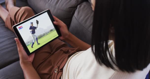 Composto Mulher Sentada Casa Sofá Assistindo Jogo Beisebol Tablet Esportes — Vídeo de Stock