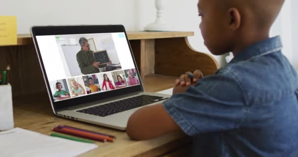 Schoolboy Usando Laptop Para Aula Line Casa Com Professor Diversificado — Vídeo de Stock