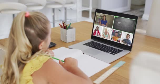 家庭でのオンラインレッスンのためにラップトップを使用して女子高生 画面上で多様な教師とクラスと 通信技術とオンライン初等教育の概念デジタル複合ビデオ — ストック動画