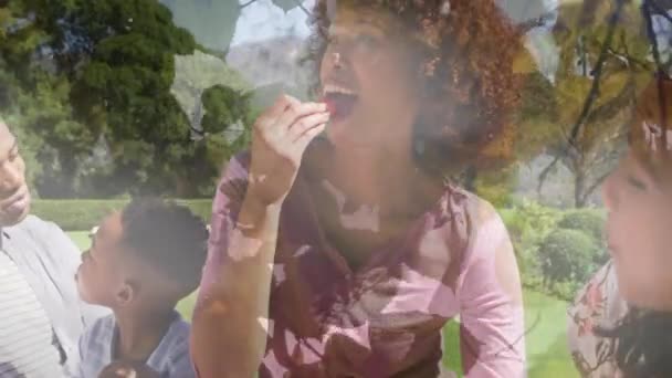 葉の上で屋外で食べる幸せなアフリカ系アメリカ人の家族のアニメーション 自由な時間 幸せな休日 自由な時間 デジタルで生成されたビデオを — ストック動画
