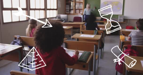 Animacja Ikon Przedmiotów Szkolnych Poruszających Się Nad Uczniami Koncepcja Edukacji — Wideo stockowe