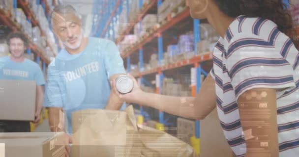 倉庫の男性ボランティアに缶を寄付する女性に対する統計データ処理 輸送事業のコンセプト — ストック動画