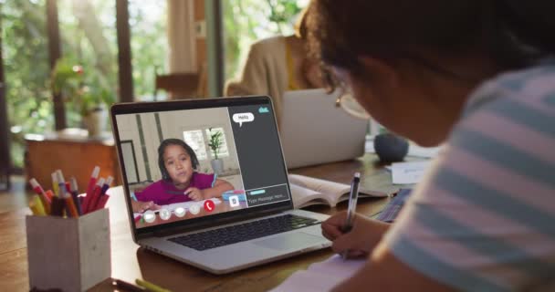 Liseli Kız Meslektaşı Internet Sohbeti Ile Evde Online Ders Için — Stok video