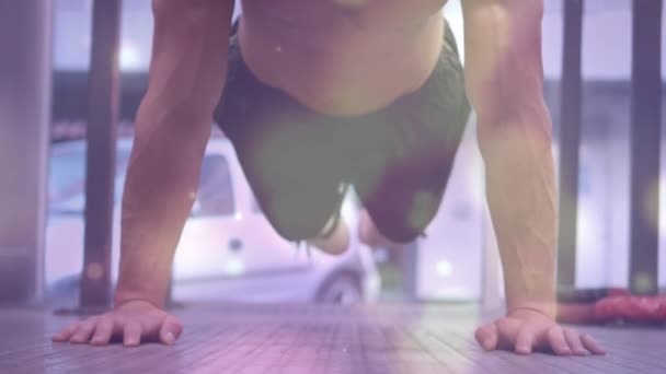 Animation Taches Lumière Sur Homme Musclé Faisant Exercice Dans Salle — Video