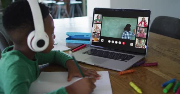 Schüler Mit Laptop Für Online Unterricht Hause Mit Verschiedenen Lehrern — Stockvideo