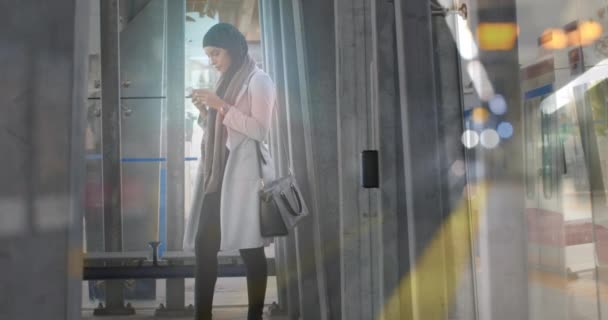 Animação Mulher Asiática Hijab Com Smartphone Sobre Paisagem Urbana Tecnologia — Vídeo de Stock