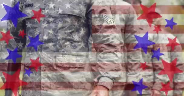 由红星和蓝星组成 覆盖了拿着枪和美国国旗的男性士兵 爱国主义 军事和庆祝概念数字生成的形象 — 图库视频影像