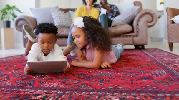 Animazione Soggiorno Casa Testo Genitori Con Sorella Fratello Utilizzando Tablet — Video Stock