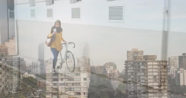 Animación Mujer Asiática Hijab Con Bicicleta Sobre Paisaje Urbano Fuera — Vídeos de Stock
