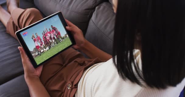 在家里沙发上观看平板电脑上的体育赛事的女性组合 娱乐和技术概念数码视频 — 图库视频影像