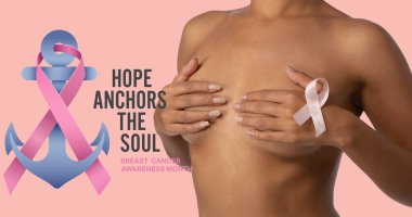 Pembe kurdele amblemi ve yazı kompozisyonu. Kadın göğüsleri elleriyle kapatıyor. Göğüs kanseri pozitif farkındalık kampanyası konsepti dijital olarak oluşturuldu.