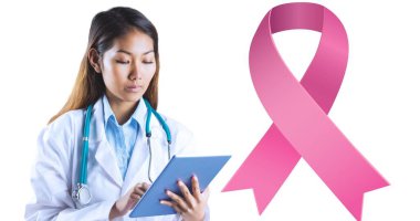 Beyaz üzerinde pembe kurdele logosu olan gülümseyen kadın doktor kompozisyonu. Göğüs kanseri pozitif farkındalık kampanyası konsepti dijital olarak oluşturuldu.