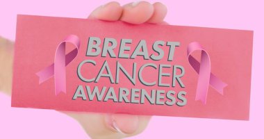 Pembe arka planda pembe kurdele logosu ve göğüs kanseri metni. Göğüs kanseri pozitif farkındalık kampanyası konsepti dijital olarak oluşturuldu.