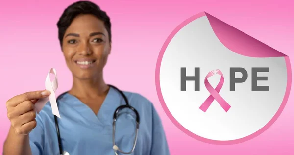 ピンクリボンロゴと乳がんテキストの組成 笑顔の女性医師と 乳がん認知キャンペーンのコンセプトデジタル生成画像 — ストック写真