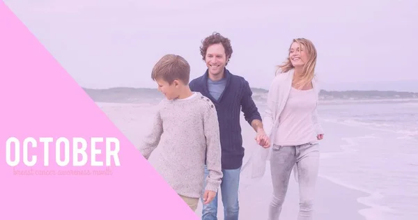 10月と乳がんのテキストの構成 ビーチで笑顔の家族と 乳がん認知キャンペーンのコンセプトデジタル生成画像 — ストック写真