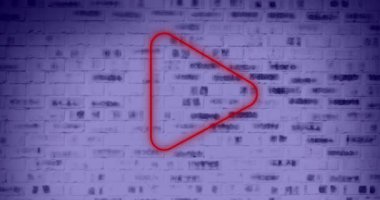 Mor tuğla duvar arkaplanının üzerinde neon oyun ikonu canlandırması. Sosyal medya, bağlantılar ve dijital arayüz konsepti dijital olarak oluşturulmuş video.