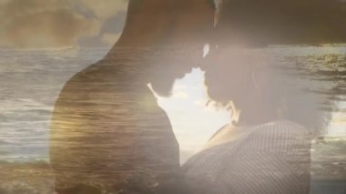 Sahilde birbirine dokunan, deniz aşırı romantik Afrikalı Amerikalı çiftin animasyonu. Birlikte boş zaman geçirmek, mutlu tatiller ve boş zaman, dijital olarak oluşturulmuş video.