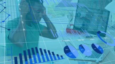 Ofisteki bilgisayarla işadamının istatistik ve mali veri işleme animasyonu. küresel iş, veri işleme, dijital arayüz ve teknoloji konsepti dijital olarak oluşturulmuş video.