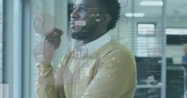 Ofisteki iş adamı düşüncesi üzerine finansal veri işleme animasyonu. küresel iş, veri işleme ve dijital arayüz kavramı dijital olarak oluşturulmuş video.