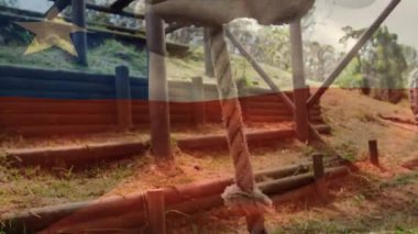 Açık havada egzersiz yapan askerlerin üzerinde Şili bayrağı canlandırması. Vatanseverlik ve silahlı kuvvetler kavramı dijital olarak oluşturulmuş video.