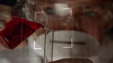 Bilim adamının deney tüpüne sıvı dökmesi üzerine veri işleme animasyonu. Bilim, veri işleme ve dijital arayüz konsepti dijital olarak oluşturulmuş video.