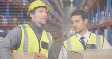 Beyaz erkek denetçi ve depoda çalışan işçilere karşı istatistiksel veri işleme. lojistik ve ulaşım sektörü kavramı