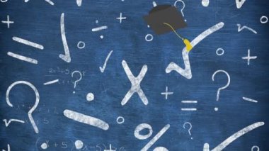 Mezuniyet şapkası simgelerinin dijital animasyonu mavi arkaplanda matematiksel sembollere karşı düşüyor. Okula ve eğitim konseptine dönüş