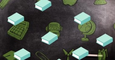 Okul eşyaları simgelerinin güvertede hareket etmesi. eğitim, geliştirme ve öğrenme konsepti dijital olarak oluşturulmuş video.