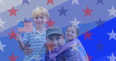 Oğlu ve kızı olan gülümseyen asker baba kompozisyonu. Amerikan bayrağının yıldızları ve çizgileri üzerinde. Vatanseverlik, bağımsızlık, ordu ve dijital olarak üretilen görüntü konsepti.