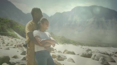Sahilde kucaklaşan mutlu Afro-Amerikan çifti animasyonu. Doğa, tatil ve yaz dijital olarak üretilen video.