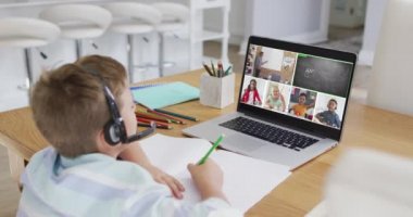 Liseli çocuk evde online ders için dizüstü bilgisayar kullanıyor. Çeşitli öğretmenler ve sınıflar ekranda. iletişim teknolojisi ve çevrimiçi ilköğretim konsepti, dijital kompozit video.