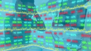 Ofiste çalışan iş adamının finansal veri işleme animasyonu. küresel iş, bağlantılar, dijital arayüz ve teknoloji konsepti dijital olarak oluşturulmuş video.