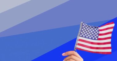 Amerikan bayrağını mavi çizgili mutlu anma günü metninin üzerinde tutmanın kompozisyonu. Vatanseverlik, bağımsızlık ve kutlama konsepti dijital olarak oluşturulmuş imaj.