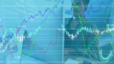 Ofiste çalışan iş adamının finansal veri işleme animasyonu. küresel iş, bağlantılar, dijital arayüz ve teknoloji konsepti dijital olarak oluşturulmuş video.