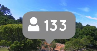 Ağaçların ve gökyüzünün üzerinde büyüyen sayıların animasyonu. küresel sosyal medya, bağlantılar, iletişim ve teknoloji konsepti dijital olarak oluşturulmuş video.