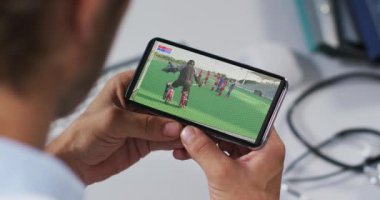 Erkek doktorun akıllı telefondan hokey maçı izlemesinin birleşimi. spor, rekabet, eğlence ve teknoloji konsepti dijital olarak oluşturulmuş video.