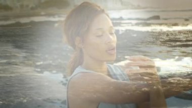 Afrika kökenli Amerikalı bir kadının deniz aşırı plajda egzersiz yaptığı animasyon. Tatiller ve boş zaman, dijital olarak üretilen video.