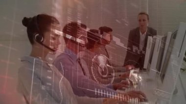 Ofiste çalışan iş adamları üzerinde finansal veri işleme animasyonu. küresel iş, bağlantılar, dijital arayüz ve teknoloji konsepti dijital olarak oluşturulmuş video.