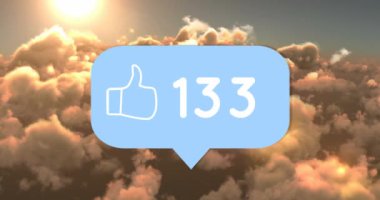 Bulutların ve gökyüzünün üzerinde büyüyen sayıların animasyonu. küresel sosyal medya, bağlantılar, iletişim ve teknoloji konsepti dijital olarak oluşturulmuş video.