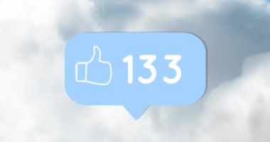 Bulutların ve gökyüzünün üzerinde büyüyen sayıların animasyonu. küresel sosyal medya, bağlantılar, iletişim ve teknoloji konsepti dijital olarak oluşturulmuş video.