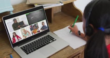 Evde online ders için dizüstü bilgisayar kullanan liseli kız, ekranda çeşitli öğretmenler ve sınıflar var. iletişim teknolojisi ve çevrimiçi ilköğretim konsepti, dijital kompozit video.