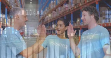 Depoda kadın ve erkek gönüllü olarak beşlik çakıyor. İstatistiksel veriler işliyor. lojistik ve ulaşım sektörü kavramı