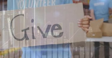 Depoda pankart tutan Afro-Amerikan kadın gönüllülere karşı istatistiksel veri işleme. lojistik ve ulaşım sektörü kavramı