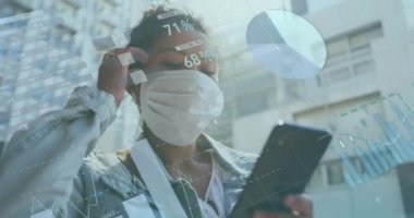 Akıllı telefon kullanan bir iş kadınının finansal veri işleme animasyonu. küresel iş, veri işleme ve dijital arayüz covid 19 salgın konsepti dijital olarak oluşturulan video konsepti sırasında.