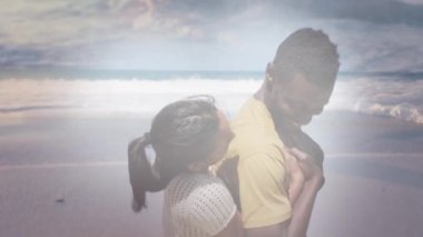 Mutlu Afro-Amerikan çifti deniz aşırı sahillerde eğleniyor. Doğa, tatil ve yaz eğlencesi, dijital olarak üretilen video.